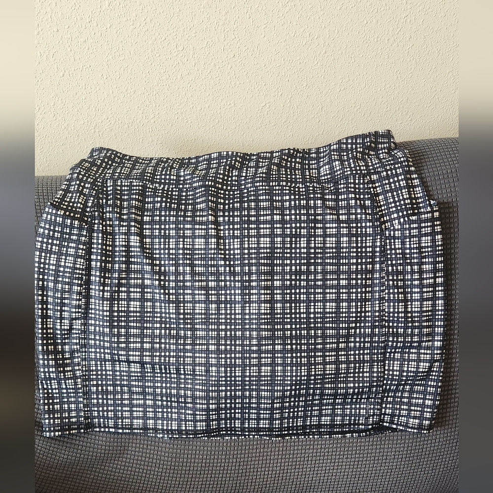 Belyn Key black and white skorts